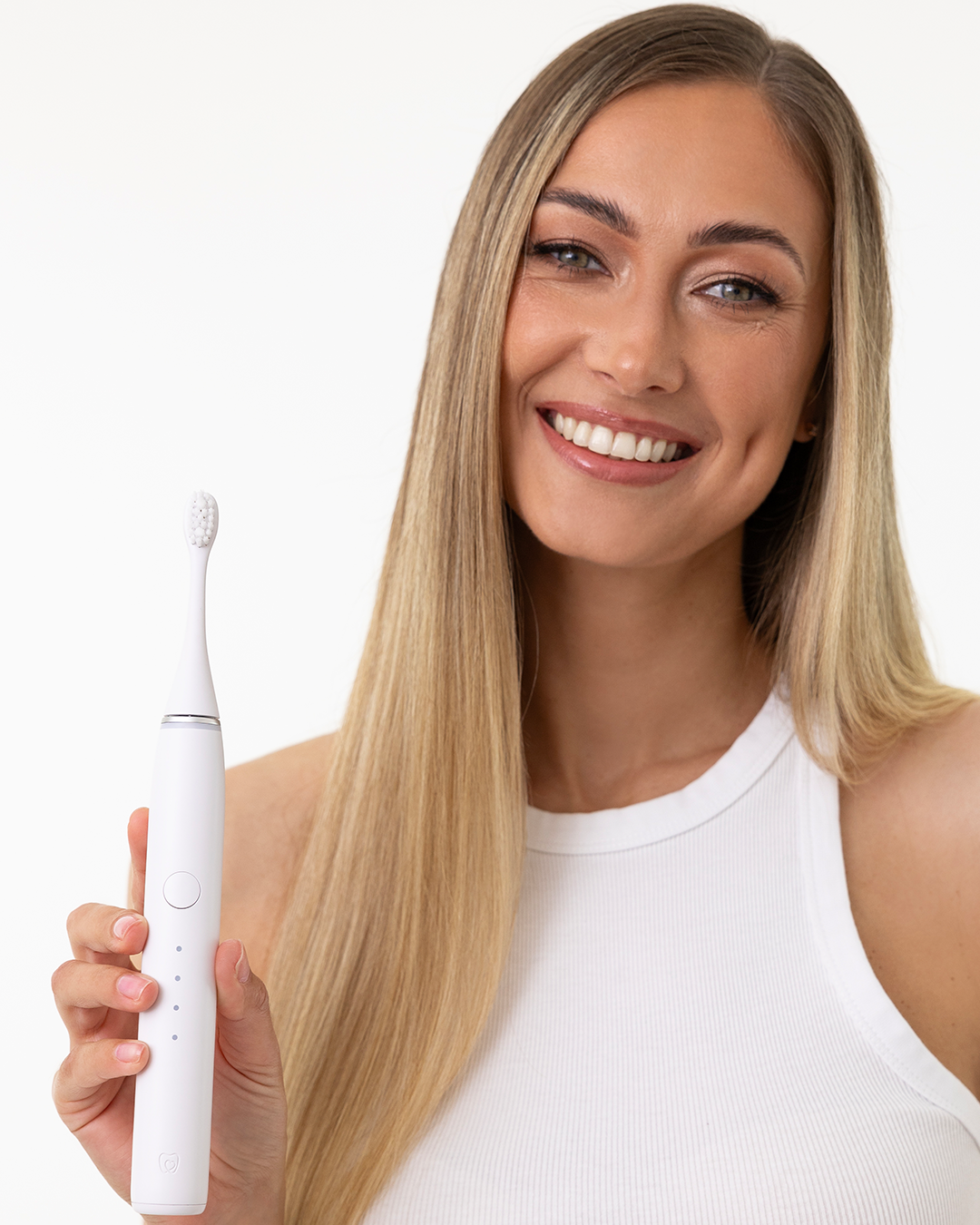 Rechargeable electric toothbrush offering up to 70 days of battery life, complete with travel case and USB-C charging cable​