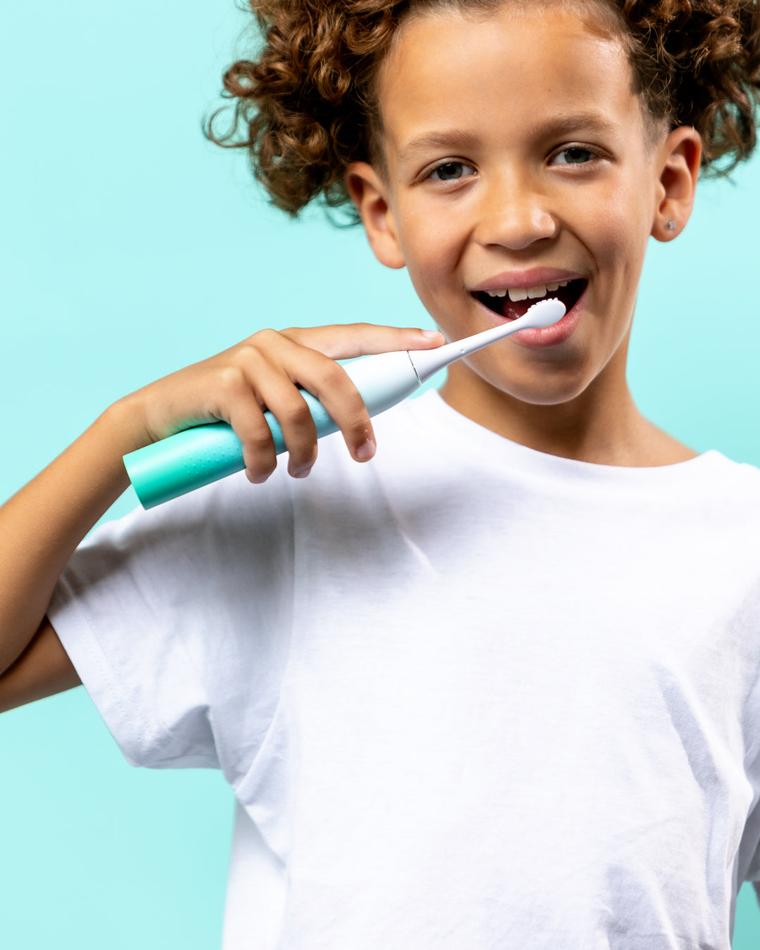 Dentist-developed coloured brush heads for the Sonic Toothbrush for Children, featuring soft bristles for gentle yet effective plaque removal​